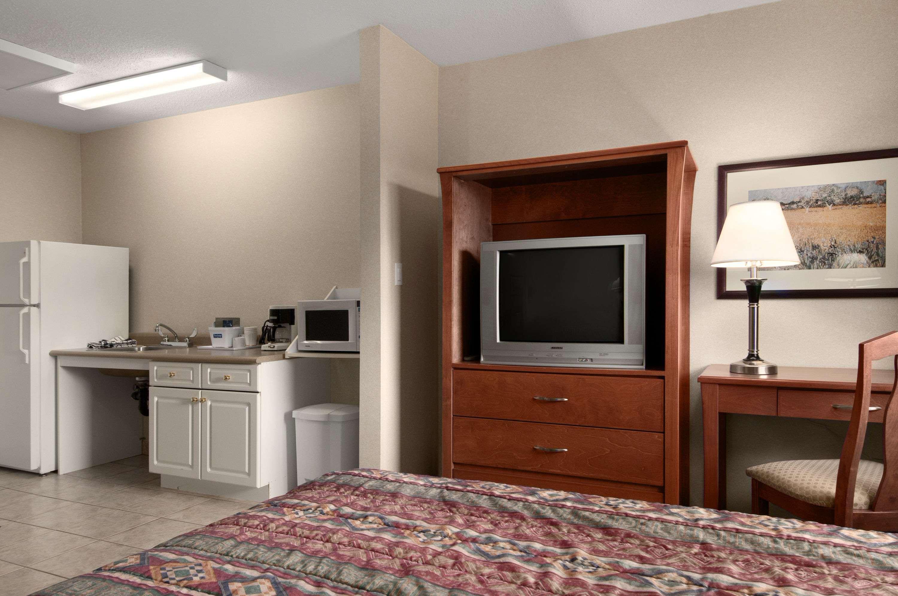 Travelodge By Wyndham Лангли Екстериор снимка