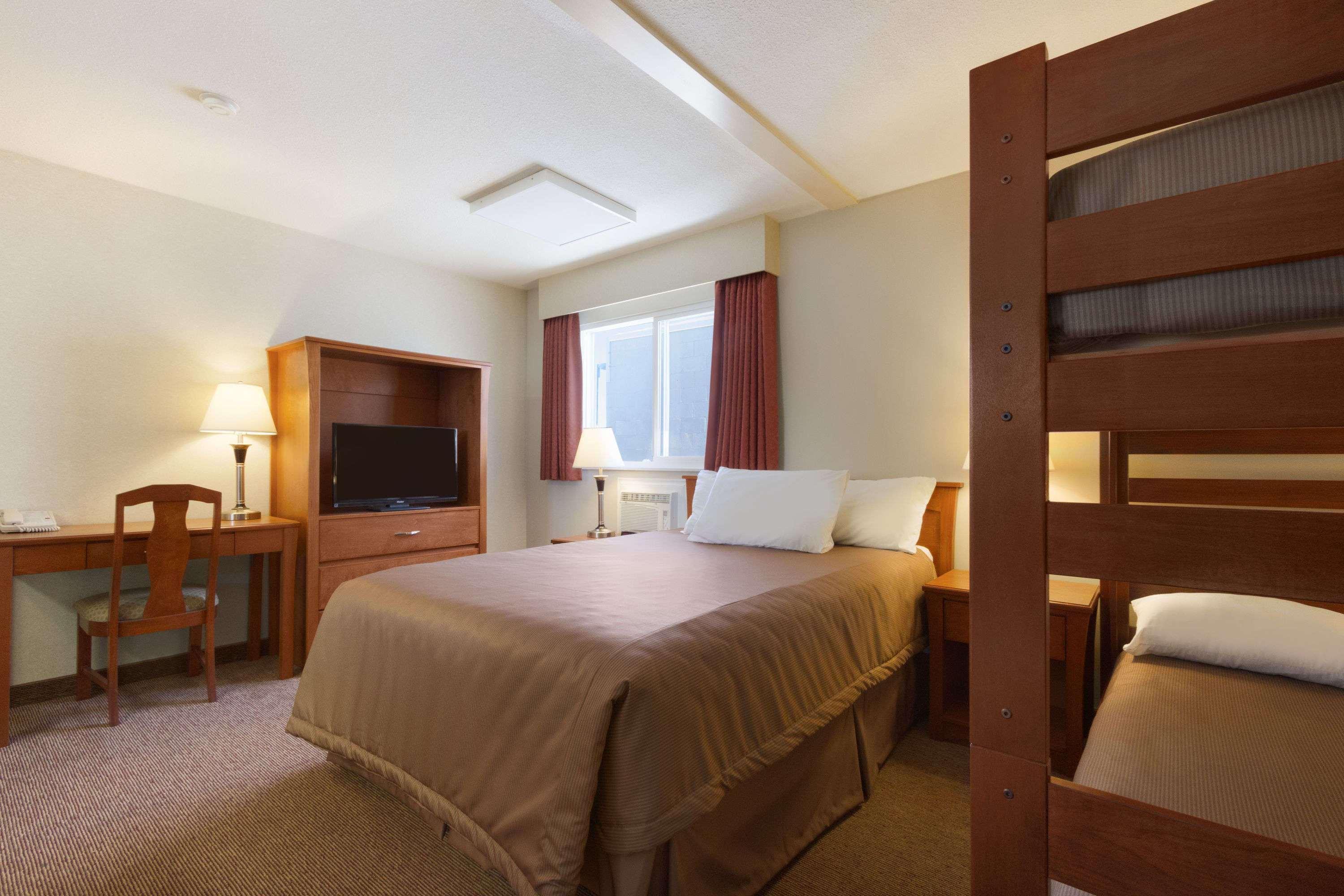 Travelodge By Wyndham Лангли Екстериор снимка