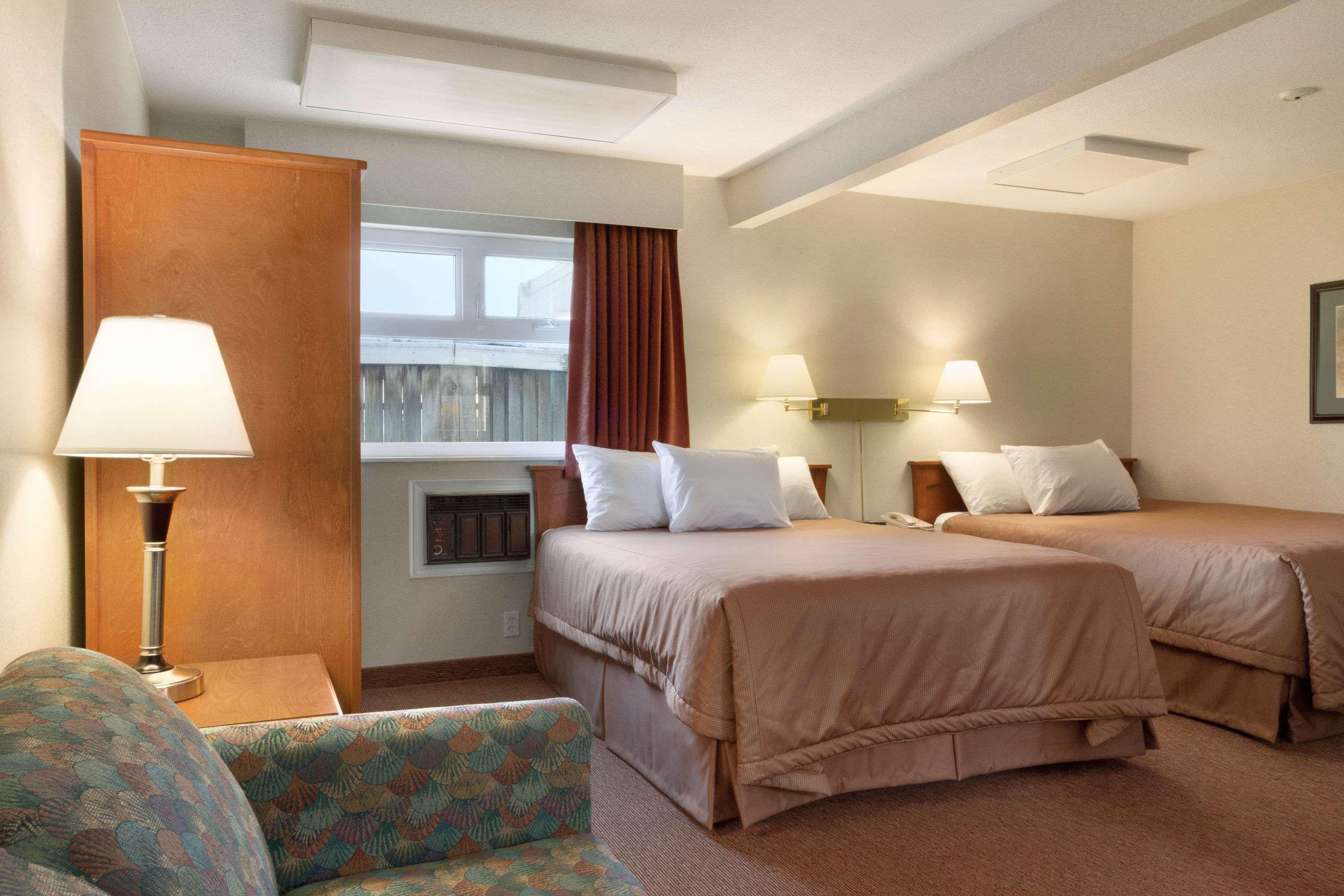 Travelodge By Wyndham Лангли Екстериор снимка