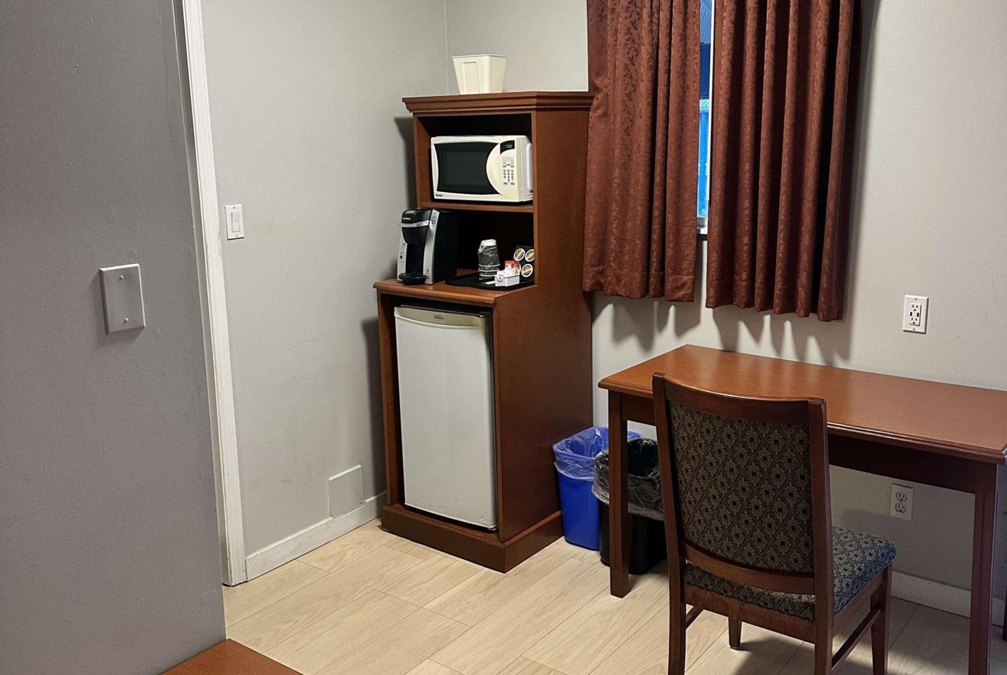 Travelodge By Wyndham Лангли Екстериор снимка